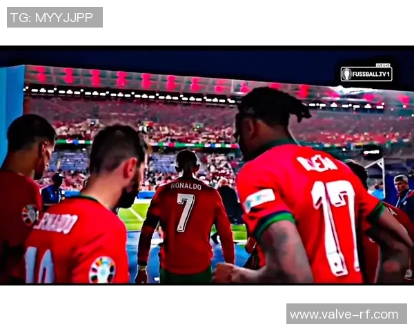 足球明星赛前祈祷动作视频揭秘信仰与胜利的力量